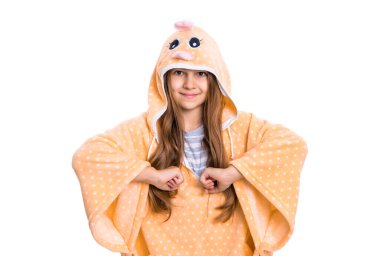 Pijamalı mutlu genç kız. Beyaz arka planda izole edilmiş pijamalı bir genç kız. Genç kız stüdyoda pijama giyiyor. Pijama giyen genç bir kızın fotoğrafı..