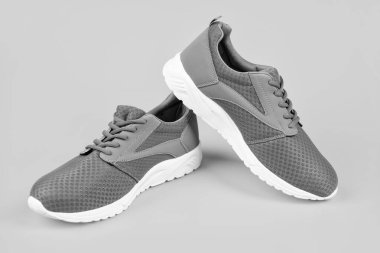 Koşmak için spor ayakkabıları. Bir çift rahat spor ayakkabı. Spor mavi spor ayakkabılar. Sarı arka planda ayakkabılar. Ayakkabı dükkanı. Alışveriş konsepti. Eğitim için ayakkabılar.