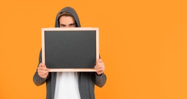 Kara tahtanın arkasındaki erkek. Yararlı bilgi için yer. Reklam fotokopisi. Pazarlama tasarımın. Kara tahtanın arkasındaki kapüşonlu adam. adam duyuru yapıyor.