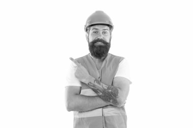 Turuncu yelekli, sırıtan sakallı müteahhit. Müteahhitin kask taktığı bir stüdyo fotoğrafı. Müteahhit beyaz arka planda izole edilmiş. Üniformalı müteahhit..