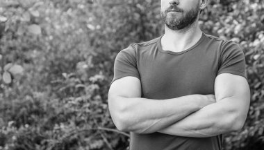 Tişörtlü sakallı adam. Sakallı, beyaz bir adam. Olgun adam dışarıda. Boşluğu kopyala.