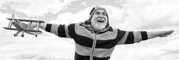 Gökyüzü Geçmişindeki Mutlu Kıdemli Adam Emeklilikteki Son Sınıf Dışarıda Oyuncak — Stok fotoğraf