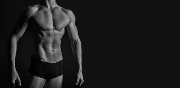 肌肉健美者被隔离在黑色背景上 肌肉健美运动员在横幅与复制空间 肌肉健美者的工作室镜头 肌肉健美者的健美姿势 — 图库照片