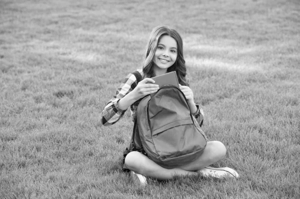 Ευτυχισμένη Έφηβη Που Έβγαλε Βιβλίο Από Σχολική Τσάντα Καθισμένη Στο — Φωτογραφία Αρχείου