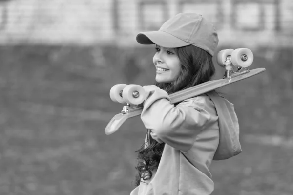 Fröhliche Teenie Kind Skater Mit Skateboard Freien Mädchen Mit Groschenbrett — Stockfoto