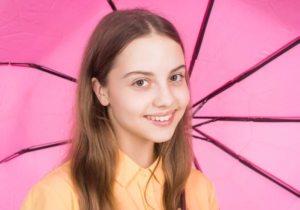 비오는 학교로 액세서리 고립된 아가씨 청소년 분홍색 양산을 분홍색 우산을 — 스톡 사진