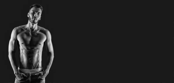 Młody Człowiek Muskularnym Tułowiem Mięśniem Brzucha Czarnym Tle Studyjne Zdjęcie — Zdjęcie stockowe