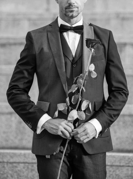 Koncepcja Spotkania Miłosnego Przycięty Widok Smokingu Człowiek Różą Miłości Kwiat — Zdjęcie stockowe