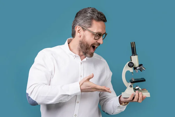 Amazed Man Microscope Invention Photo Man Holding Microscope Invention Man — Stock Photo, Image