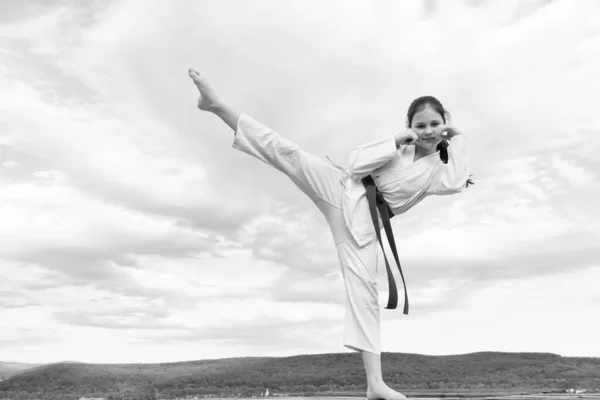 Teen Girl Practicing Karate Teen Child Fighter Sky Background Teen — 스톡 사진