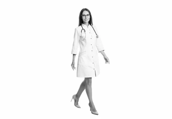 歩く心臓病の女性が白いコートを着ています 聴診器を持った心臓病の女性医師です 白地に隔離された女性心臓病学者 スタジオで心臓病の女性が — ストック写真