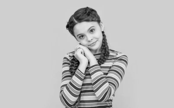 Φωτογραφία Του Χαρούμενου Έφηβος Πλέξιμο Κορίτσι Παιδικό Στούντιο Πλάνο Του — Φωτογραφία Αρχείου