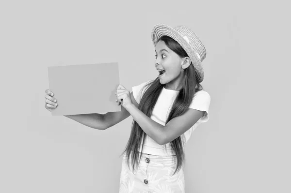 Κατάπληκτος Έφηβος Κορίτσι Αντίγραφο Χώρου Πορτοκαλί Χαρτί Κίτρινο Φόντο — Φωτογραφία Αρχείου