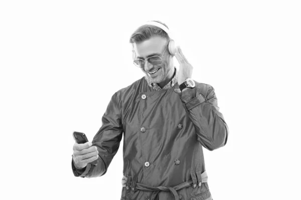 快乐的男人在智能手机里看手机电影 移动视频应用程序 在手机上播放音乐 — 图库照片