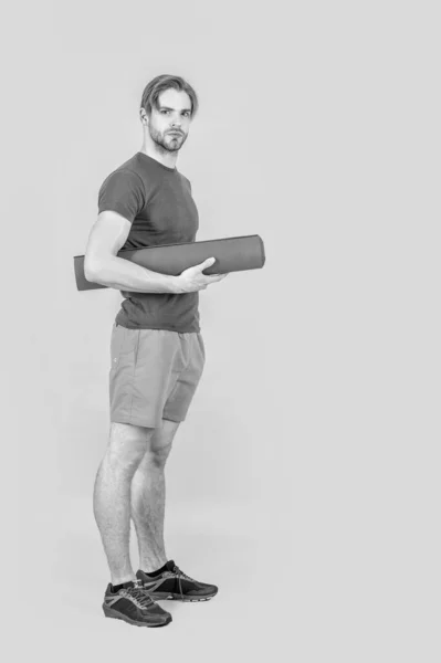 Longueur Totale Sport Homme Avec Tapis Yoga Portant Des Vêtements — Photo