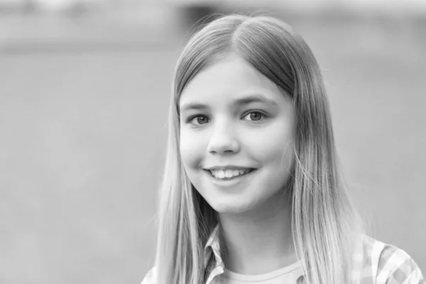 Portrait Happy Teen Girl Smiling Face Blurry Outdoors Copy Space — Foto de Stock