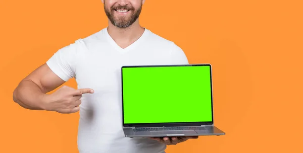 Обрезанный Человек Показывает Экран Ноутбука Человек Показывает Экран Копировальным Пространством — стоковое фото