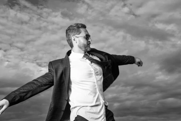 Бизнесмен Разгуливающий Пиджаке Открытом Костюме Развевается Ветру Беззаботный Бизнесмен Солнечных — стоковое фото