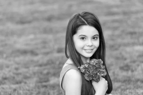 Çiçekli Gülümseyen Genç Kız Bahar Buketli Güzel Kız Şirin Kız — Stok fotoğraf