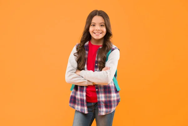 自信10代の女の子子供幸せな笑顔保つ腕交差黄色の背景 ティーン — ストック写真