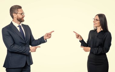 İş adamlarının, profesyonellerin, parmakla gösterilen fotoğrafları. Beyaz arka planda izole iş adamları. Stüdyodaki iş adamları. Resmi giyimli bir çift iş adamı..