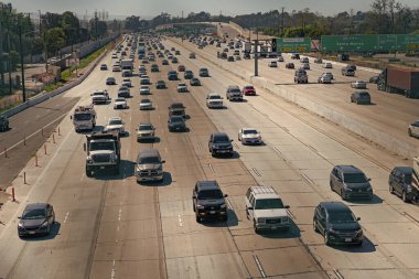 Los Angeles, Kaliforniya ABD - 30 Mart 2021: 405 numaralı şehirler arası otoyol trafiği.