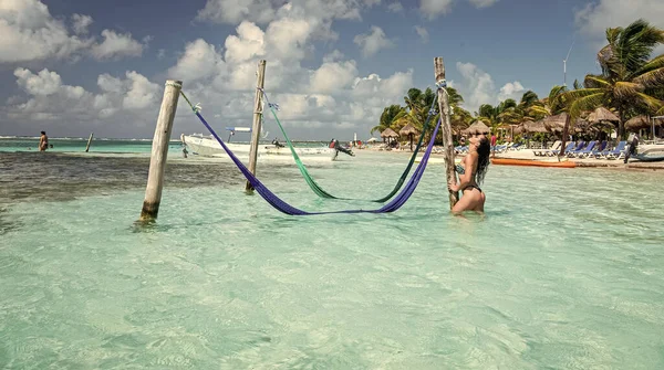 아름다운 야외에서 휴식을 취합니다 휴식을 취하는 휴식을 취하는 여성의 해변에서 — 스톡 사진