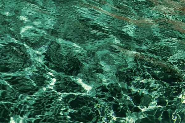 失焦的绿松石水未聚焦背景 带波纹的绿松石水底 失焦的绿松石波纹水底 失焦的绿松石水底照片 — 图库照片