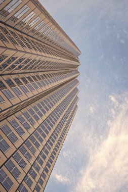 Gökdelene bakış açısı. Gökdelen perspektifi gökyüzü ile. Mimarinin gökdelen perspektifi. Gökdelen perspektifinin dış görüntüsü.