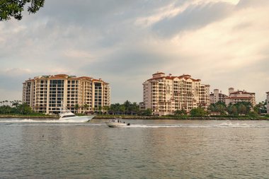 Miami, Florida ABD - 18 Nisan 2021: Miami şehir merkezinde binaları olan şehir manzarası.