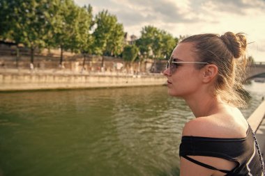 Nehir kenarındaki bir kadın. Riverbank 'teki kadının portresi. Riverbank 'teki kadının fotokopi alanı var. Nehir kenarındaki kadının fotoğrafı..