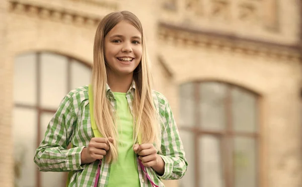 陽気な10代の女子教育バナー 髪の長い10代の女子高生 9月の女子高生の写真です 10代の女の子屋外 — ストック写真