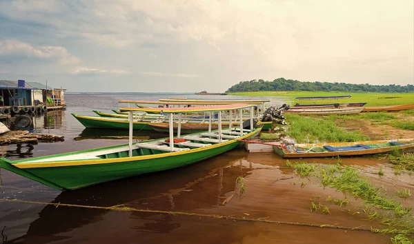 在河边的船的图像 在河岸自然的小船 河边的木船 河岸上的风景 — 图库照片
