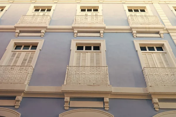 Λευκό Μπαλκόνι Κάγκελα Πρόσοψη Κάγκελα Μπαλκόνι Εξωτερική Φωτογραφία Του Φράχτη — Φωτογραφία Αρχείου