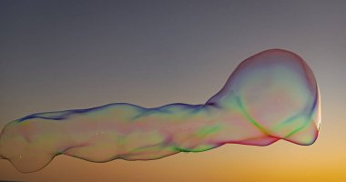 Gökyüzünde büyük şeffaf kabarcık küre. Kabarcık küresi gökyüzünde. Kabarcık küre gökyüzünde uçuyor. kabarcık küre gökyüzünde.