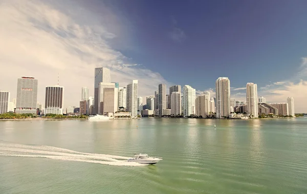 Miami Stadtbild Skyline Mit Jacht Foto Von Miami Stadtbild Skyline — Stockfoto