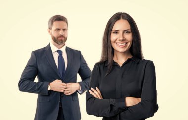 Mutlu iş ortaklarının fotoğrafları. Profesyoneller. Beyaz arka planda izole edilmiş iş ortakları. Stüdyoda iş ortakları. Resmi giyimde birkaç iş ortağı..