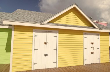 Yazın sarı sahil kulübesi. Yazın sahil kulübesi inşaatı. Yazın plaj kulübesi fotoğrafı. Yaz tatilinde sahil kulübesi.