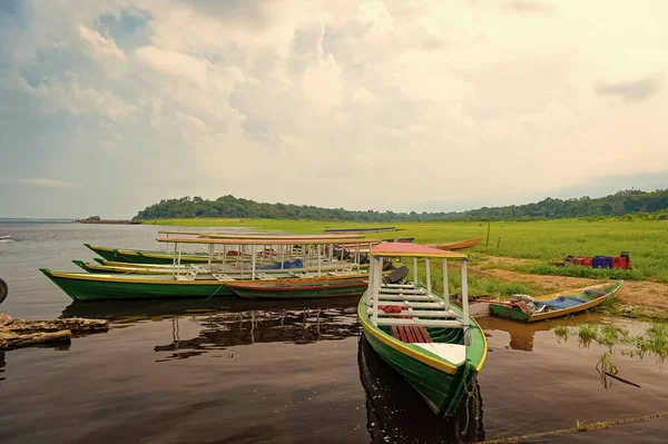 在河岸自然的小船 河边的木船 河边有船的风景 在河岸的船的照片 — 图库照片