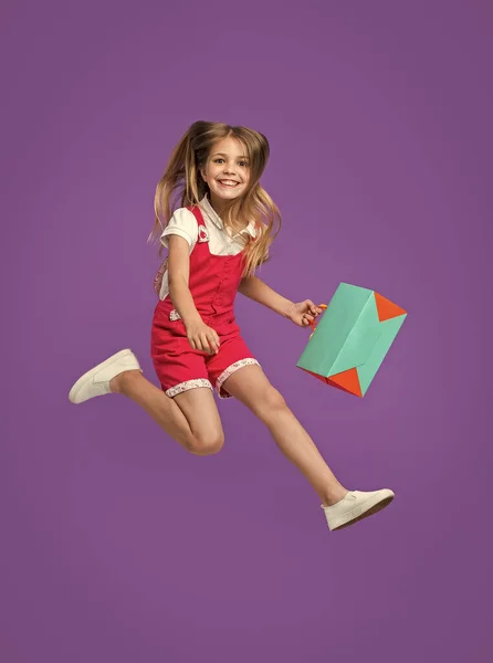 Alegre Adolescente Saltando Después Compras Aislado Púrpura Chica Adolescente Saltando —  Fotos de Stock