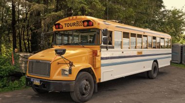 Wrangell, Alaska USA - 26 Mayıs 2019: Blue Bird Vision yük gemisi tur otobüsü.