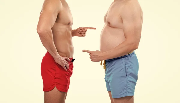 一个又一个胖又瘦的男人在工作室里比较 指指点点 苗条身材的男人比苗条身材的男人多一些 肥胖前的照片与瘦后的相比较 男人比男人瘦弱得多 — 图库照片