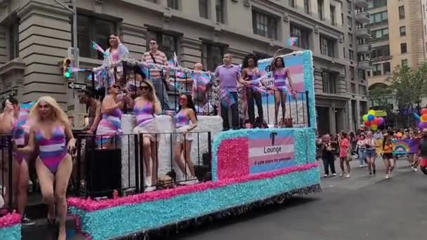 ニューヨーク 2023年6月25日 ニューヨークでのプライド行進パレード2023年 Lgbtゲイ同性愛トラジェンダーレズビアンのパレードで活動しています ストック映像