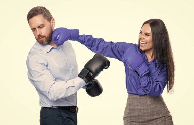 İş adamlarının boks eldivenli muhalifleri. İşletme nakavtı. İş adamlarının muhalefeti beyazı izole etti. İş dünyasının rakibini nakavt etmek. Stüdyodaki iş adamları. iş nakavtı