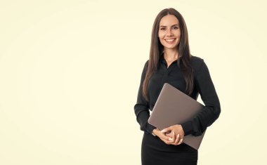 Mutlu gülümseyen profesyonel kadın iş kadını CEO patron müdür yardımcısı iş kıyafetleri stüdyosunda dizüstü bilgisayarı tutuyor..