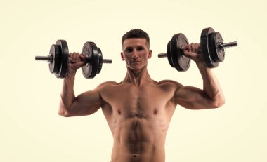 Dambılı sporcunun arka planda gövdesi var. Dambılı bir sporcunun fotoğrafı. Dambılı spor adam beyazda izole edilmiş. Stüdyoda dambılı bir sporcu.