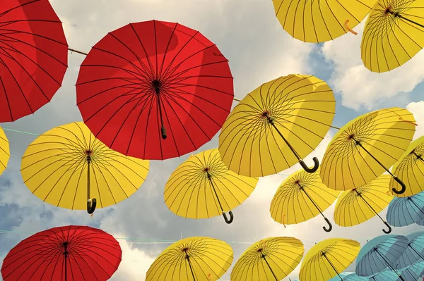 Gökyüzü Zemininde Asılı Parlak Renkli Dekoratif Şemsiyeler — Stok fotoğraf