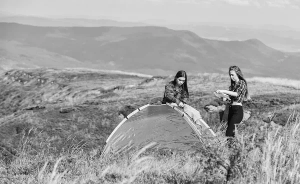 Follow Instructions Group Friends Set Tent Top Mountain Teamwork Concept — Stock Photo, Image