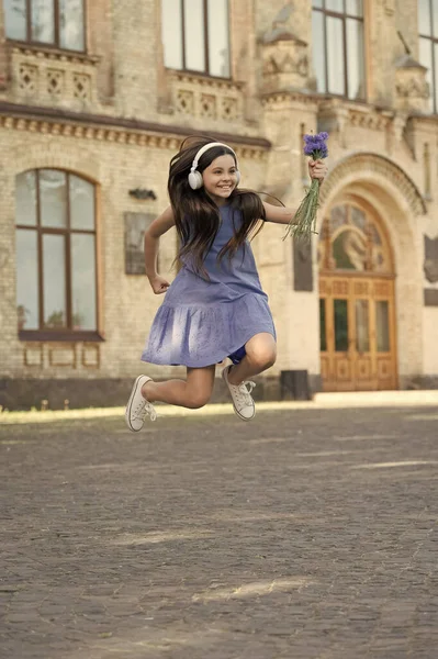 Positive Teen Girl Headphones Girl Jump Outdoor Carefree Girl Jumping — ストック写真