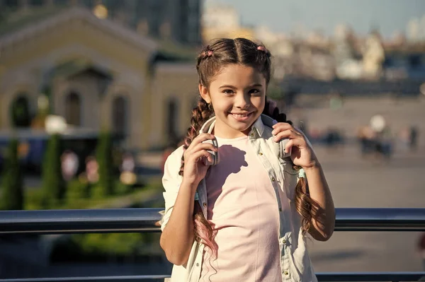 Feliz Adolescente Sosteniendo Auriculares Niño Adolescente Sonriendo Aire Libre Chica — Foto de Stock